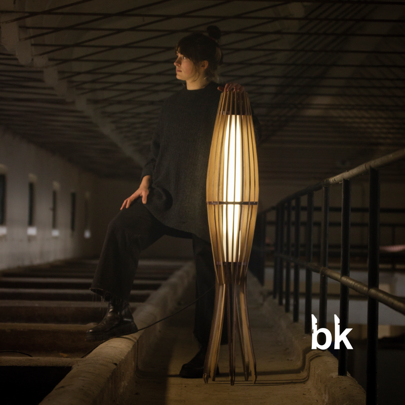 Baku est un artisan de Toaster Home qui travaille avec l'éclairage d'une manière unique. Lampes faites à la main à partir de tonneaux de vin recyclés